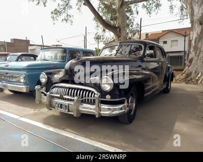 Lanus, Argentina - 25 settembre 2022: Vecchio nero 1940s Buick otto Speciale berlina a quattro porte di GM in un parco. Spettacolo di auto classica AAA 2022. Foto Stock