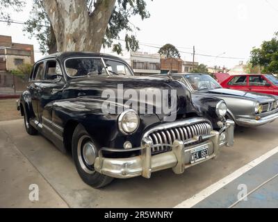 Lanus, Argentina - 25 settembre 2022: Vecchio nero 1940s Buick otto Speciale berlina a quattro porte di GM in un parco. Spettacolo di auto classica AAA 2022. Foto Stock