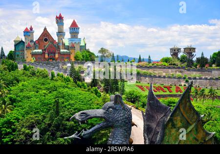 Una vista aerea del vibrante parco a tema Fantasy World a Batangas, Filippine Foto Stock