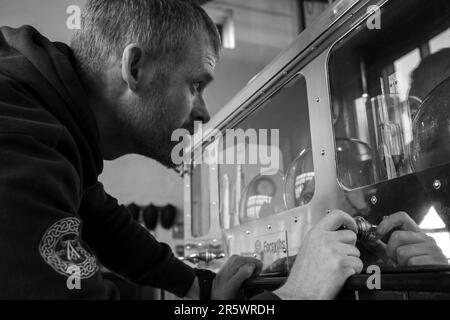 Still Man controlla i livelli di alcool nella Spirit Safe presso la Distilleria Ardbeg, Isle of Islay, Inner Hebrides, Scozia, Regno Unito Foto Stock