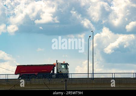 Tunari, Romania - mai 24, 2023: Cavalcavia acros la circonvallazione di Bucarest (DMCB) questa immagine è solo per uso editoriale. Foto Stock