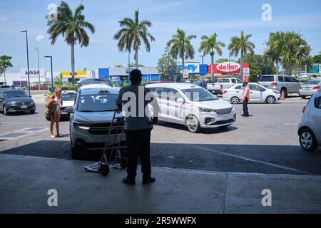 Facchino e taxi all'Aeroporto di Cancun in Messico Foto Stock