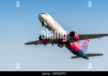 Larnaca, Cipro - 17 aprile 2023: Airbus delle compagnie aeree Wizz Air Foto Stock