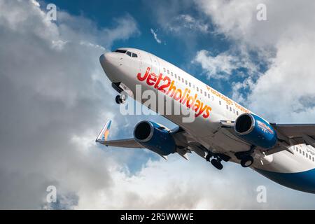 Larnaca, Cipro - 17 aprile 2023: Boeing 737-8K5 di Jet2 Airlines Foto Stock