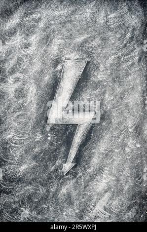 Simbolo di alta tensione in stile vintage. Pericolo rischio elettrico ad alta tensione sul segno sul muro di pietra. Foto Stock