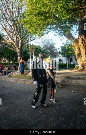 Barranquilla, Atlantico, Colombia - Febbraio 21 2023: Padre e sua figlia colombiana vestita in nero come una Beauty Queen Parade a Carnevale Foto Stock