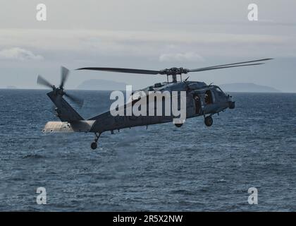 Un falco marino MH-60s, attaccato ai 'tridenti' di Helicopter Sea Combat Squadron (HSC) 9, si avvicina al ponte di volo della più grande portaerei del mondo USS Gerald R. Ford (CVN 78), 3 giugno 2023. HSC 9 viene dispiegato a bordo di CVN 78 come parte di Carrier Air Wing (CVW) 8. Gerald R. Ford è il gruppo statunitense La più recente e avanzata portaerei della Marina, che rappresenta un salto generazionale negli Stati Uniti Capacità della Marina di proiettare potenza su scala globale. Il gruppo Gerald R. Ford Carrier Strike Group è in fase di implementazione pianificata negli Stati Uniti Naval Forces Europe area of Operations, impiegato dagli Stati Uniti Sesta flotta a difendere U. Foto Stock