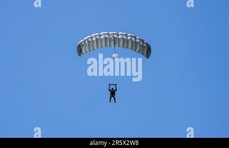 NEGLI STATI UNITI Air Force Special Tactics Airman assegnato alla 352d Special Operations Wing, salta da un MC-130J Commando II durante la commemorativa D-Day 79 manifestazione militare caduta libera aereo alla Iron Mike Drop zone vicino Sainte-Mère-Église, Francia, 4 giugno 2023. La forza della NATO risiede nella sua unità, che non è mai stata più grande di oggi. (STATI UNITI Foto Air Force di Tech. Izabella Workman) Foto Stock