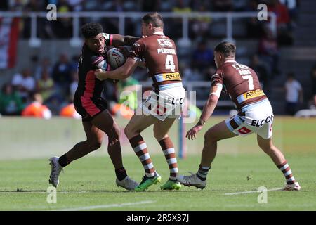 Kevin Naiqama dei giganti di Huddersfield in azione con Mark Percival e Lewis Dodd di St Helens durante la partita di Super League tra i giganti di Saint Helens e Huddersfield a St James's Park, Newcastle, domenica 4th giugno 2023. (Foto: Mark Fletcher | NOTIZIE MI) Credit: NOTIZIE MI & Sport /Alamy Live News Foto Stock