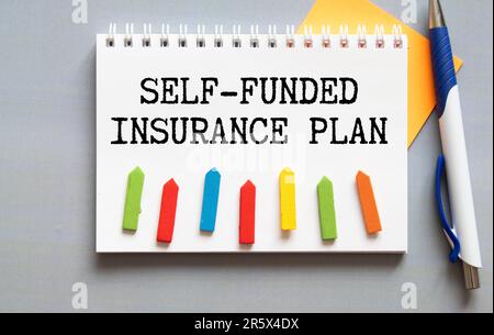 Preventivo di testo assicurazione autofinanziata sulla carta, concetto sfondo. Foto Stock