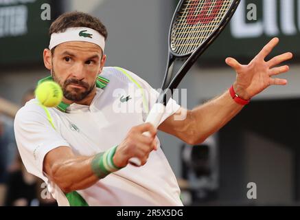 Parigi, Francia. 05th giugno, 2023. Grigor Dimitrov di Bulgaria gioca contro Alexander Zverev di Germania al Roland Garros French Tennis Open di Parigi, in Francia, lunedì 5 giugno 2023. Zverev ha vinto 6-1, 6-4, 6-3 e si è qualificato per le finali trimestrali. Foto di Maya Vidon-White/UPI Credit: UPI/Alamy Live News Foto Stock