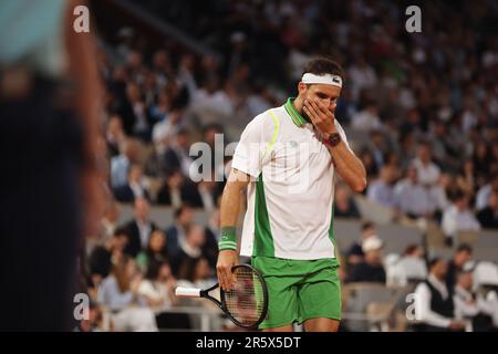 Parigi, Francia. 05th giugno, 2023. Grigor Dimitrov di Bulgaria gioca contro Alexander Zverev di Germania al Roland Garros French Tennis Open di Parigi, in Francia, lunedì 5 giugno 2023. Zverev ha vinto 6-1, 6-4, 6-3 e si è qualificato per le finali trimestrali. Foto di Maya Vidon-White/UPI Credit: UPI/Alamy Live News Foto Stock