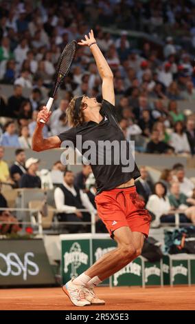 Parigi, Francia. 05th giugno, 2023. Alexander Zverev di Germania gioca contro Grigor Dimitrov di Bulgaria al Roland Garros French Tennis Open di Parigi, Francia, lunedì 5 giugno 2023. Zverev ha vinto 6-1, 6-4, 6-3 e si è qualificato per le finali trimestrali. Foto di Maya Vidon-White/UPI Credit: UPI/Alamy Live News Foto Stock