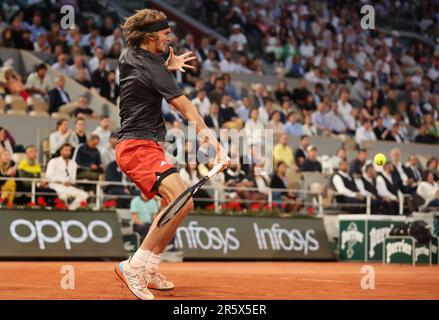 Parigi, Francia. 05th giugno, 2023. Alexander Zverev di Germania gioca contro Grigor Dimitrov di Bulgaria al Roland Garros French Tennis Open di Parigi, Francia, lunedì 5 giugno 2023. Zverev ha vinto 6-1, 6-4, 6-3 e si è qualificato per le finali trimestrali. Foto di Maya Vidon-White/UPI Credit: UPI/Alamy Live News Foto Stock