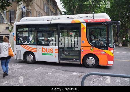 Autobus elettrico (le Bus Electrique) a Aix en Provence Francia Foto Stock