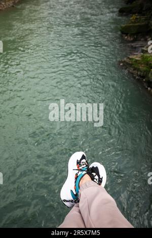 Uomo che tiene piedi sul fiume, vista dall'alto Foto Stock