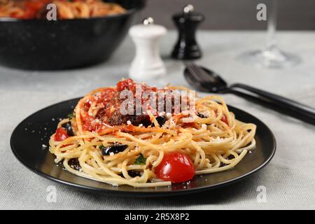 Deliziosa pasta con polpette e salsa di pomodoro servita sul tavolo Foto Stock