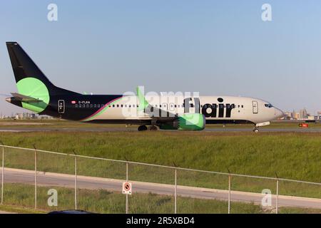 Flair Airlines, Boeing 737-Max, C-FLKA, in taxi per la pista 06L all'aeroporto Pearson di Toronto. Foto Stock