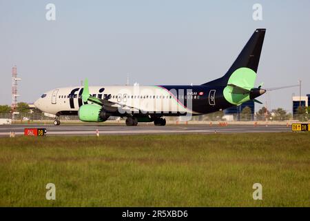 Flair Airlines, Boeing 737-Max, C-FLKA, in taxi per la pista 06L all'aeroporto Pearson di Toronto. Foto Stock