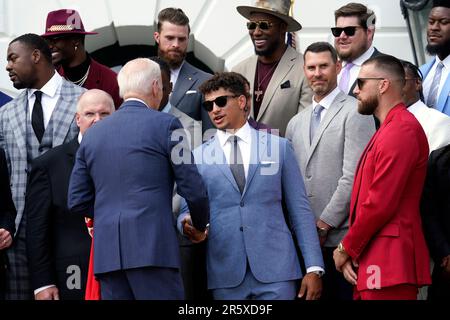 Washington DC, Stati Uniti. 05th giugno, 2023. Il presidente degli Stati Uniti Joe Biden dà il benvenuto ai capi di Kansas City per celebrare la loro vittoria in Super Bowl LVII sul prato sud della Casa Bianca a Washington il 5 giugno 2023. Credito: Yuri Gripas/Pool via CNP/MediaPunch credito: MediaPunch Inc/Alamy Live News Foto Stock