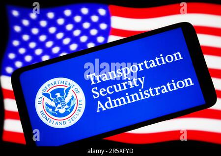 Ucraina. 06th giugno, 2023. In questa immagine, il logo Transportation Security Administration (TSA) viene visualizzato su uno smartphone e sulla bandiera degli Stati Uniti sullo schermo di un pc. Credit: SOPA Images Limited/Alamy Live News Foto Stock