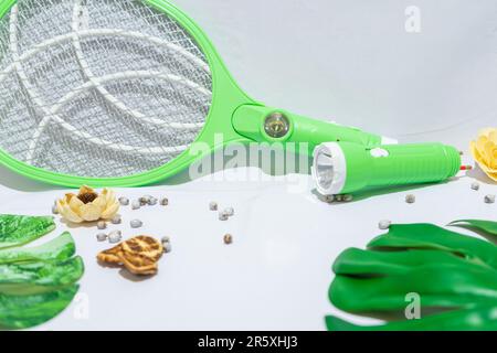 Il Green Electric Mosquito Swatter Racket è un dispositivo altamente efficiente e facile da usare per respingere e altri insetti volanti. Foto Stock