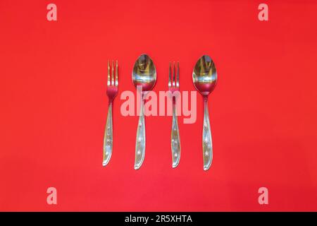 Il set di cucchiai e forcelle in acciaio inox è un set di utensili versatile e resistente, perfetto per cene di tutti i giorni o occasioni speciali. Foto Stock