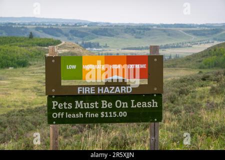 Cochrane, Alberta, Canada. 4 giugno 2023. Un cartello per il rischio di incendio al parco provinciale Glenbow Ranch Foto Stock