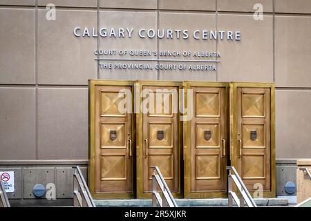 Calgary, Alberta, Canada. 4 giugno 2023. Calgary Courts Centre. Le porte erano destinate a simboleggiare il passaggio in un edificio in cui la giustizia sarebbe b Foto Stock