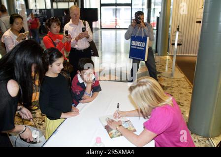 Lucy Hawking, figlia del fisico e astronomo Stephen Hawking, conduce un discorso e una firma per il suo nuovo libro intitolato “George’s Secret Key to the Universe” (la chiave segreta di George per l’universo) al Powerhouse Museum di Sydney, Australia, il 14 ottobre 2007. Foto Stock