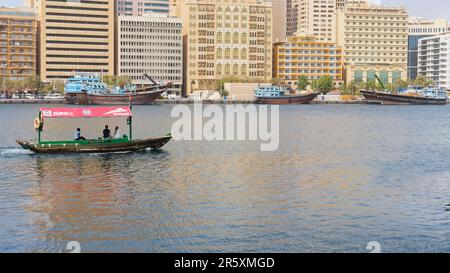 Dubai, UAE Water Tourist giro su barca araba in legno Abra, taxi d'acqua RTA, tradizionale, popolare modalità di trasporto urbano, simbolo della città Foto Stock