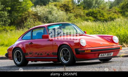 Stony Stratford, Regno Unito - 4 giugno 2023: 1979 PORSCHE 911 Carrera rossa auto d'epoca che viaggia su una strada di campagna inglese. Foto Stock