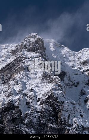 Ripide pareti rocciose nei monti Karwendel coperto dalla prima neve, è ventoso Foto Stock