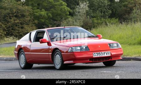 Stony Stratford,UK - Giugno 4th 2023: 1989 Red Renault GTA V6 auto classica in viaggio su una strada di campagna inglese. Foto Stock