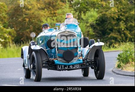 Stony Stratford, UK - Giugno 4th 2023: 1930 blu FORD MODELLO Un'auto d'epoca che viaggia su una strada di campagna inglese. Foto Stock