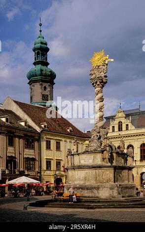 Lago Neusiedl, Ungheria, colonna della Santissima Trinità sulla piazza principale di Sopron con Torre dei vigili del fuoco Foto Stock