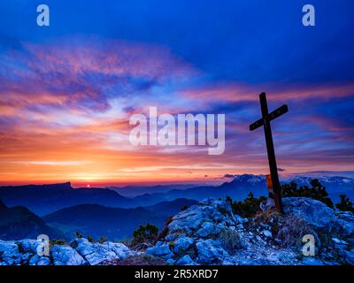 Iceberg croce e nuvole rosse all'alba, Parco Nazionale di Berchtesgaden, Ramsau, Berchtesgadener Land, alta Baviera, Baviera, Germania Foto Stock