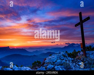 Iceberg croce e nuvole rosse all'alba, Parco Nazionale di Berchtesgaden, Ramsau, Berchtesgadener Land, alta Baviera, Baviera, Germania Foto Stock