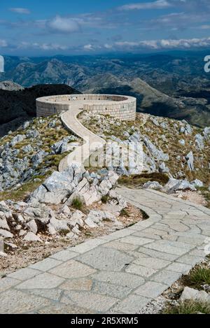 Piattaforma panoramica presso il Mausoleo Njegos di Petar II a Jezerski Vrh, 1700 metri di altitudine, Parco Nazionale Lovcen, vicino Cetinje, Montenegro Foto Stock