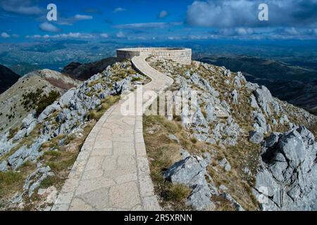 Piattaforma panoramica presso il Mausoleo Njegos di Petar II a Jezerski Vrh, 1700 metri di altitudine, Parco Nazionale Lovcen, vicino Cetinje, Montenegro Foto Stock
