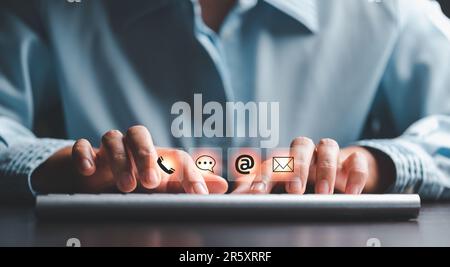 Pagina web contattaci o e-mail marketing concept, Assistenza clienti hotline Contattaci People Connection. legno di cubo con email, telefono di chiamata, indirizzo, Foto Stock