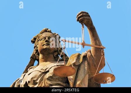 Statua della Signora Giustizia visto in Weikersheim Germania Foto Stock