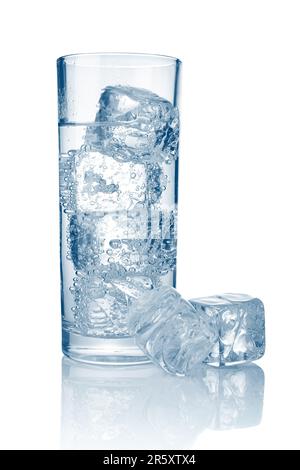 Bicchiere pieno di acqua fresca gassata fredda con ghiaccio isolato su bianco Foto Stock