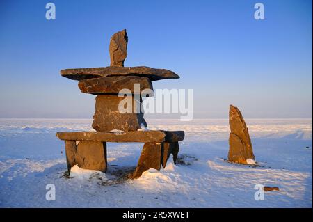 Inukshuk, pietre impilate, Churchill, Hudson Bay, Manitoba, Canada Foto Stock