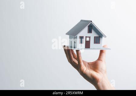 Concetto di responsabilità di pianificazione finanziaria spese e reddito. Concetti di approvazione delle risorse acquisti per acquistare un'auto e una casa. Idee per l'acquisto a casa ch Foto Stock