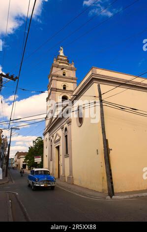 Auto d'epoca, Oldtimer, Cattedrale di Camaguey, Camaguey, Cuba Foto Stock