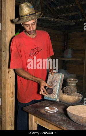 Contadino che grattava cacao (Theobroma cacao), Baracoa, provincia di Guantánamo, Cuba Foto Stock