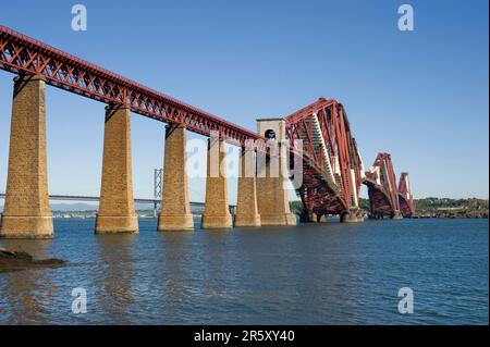 Forth Bridge, costruito nel 1890, sul Firth of Forth, Edimburgo, Lothian, Scozia, Edinburg, ponte ferroviario Foto Stock