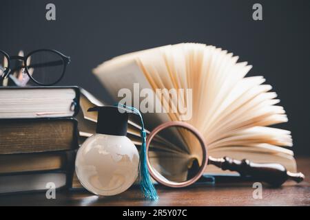 Tappo graduato con globo terrestre. Concetto di studio aziendale globale, istruzione all'estero, ritorno a scuola. Istruzione nel mondo globale, studiare all'estero busines Foto Stock