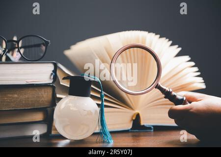 Tappo graduato con globo terrestre. Concetto di studio aziendale globale, istruzione all'estero, ritorno a scuola. Istruzione nel mondo globale, studiare all'estero busines Foto Stock